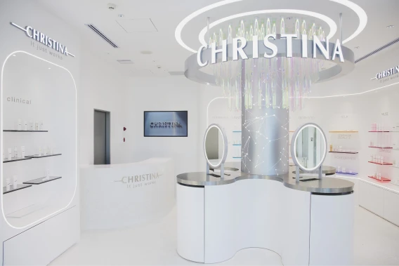 CHRISTINA HOUSE外苑前店の白を基調とした店内