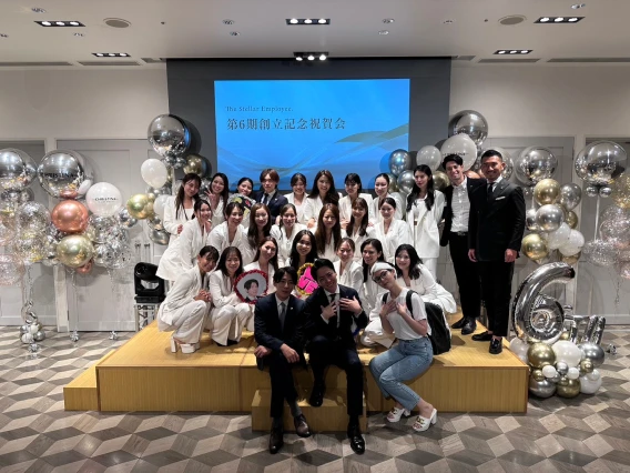 第6期創立記念祝賀会での社員集合写真