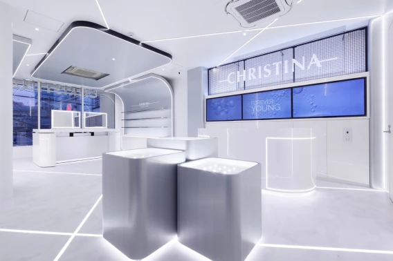 CHRISTINA HOUSE大阪南堀江店の近未来的な白い店内