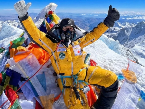 代表取締役 森翔太がエベレスト山頂で両手を広げている写真