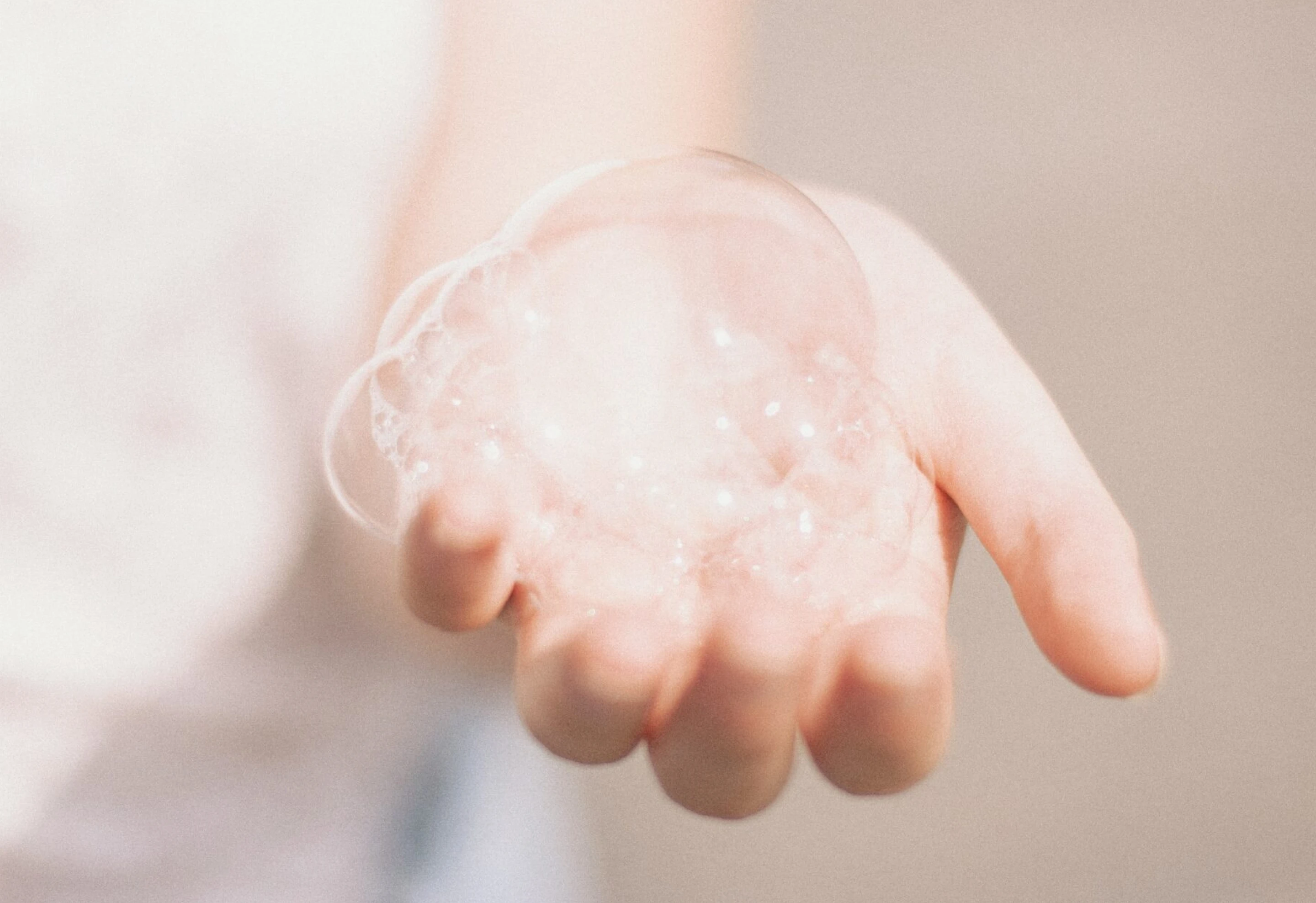 手のひらに泡を乗せている様子