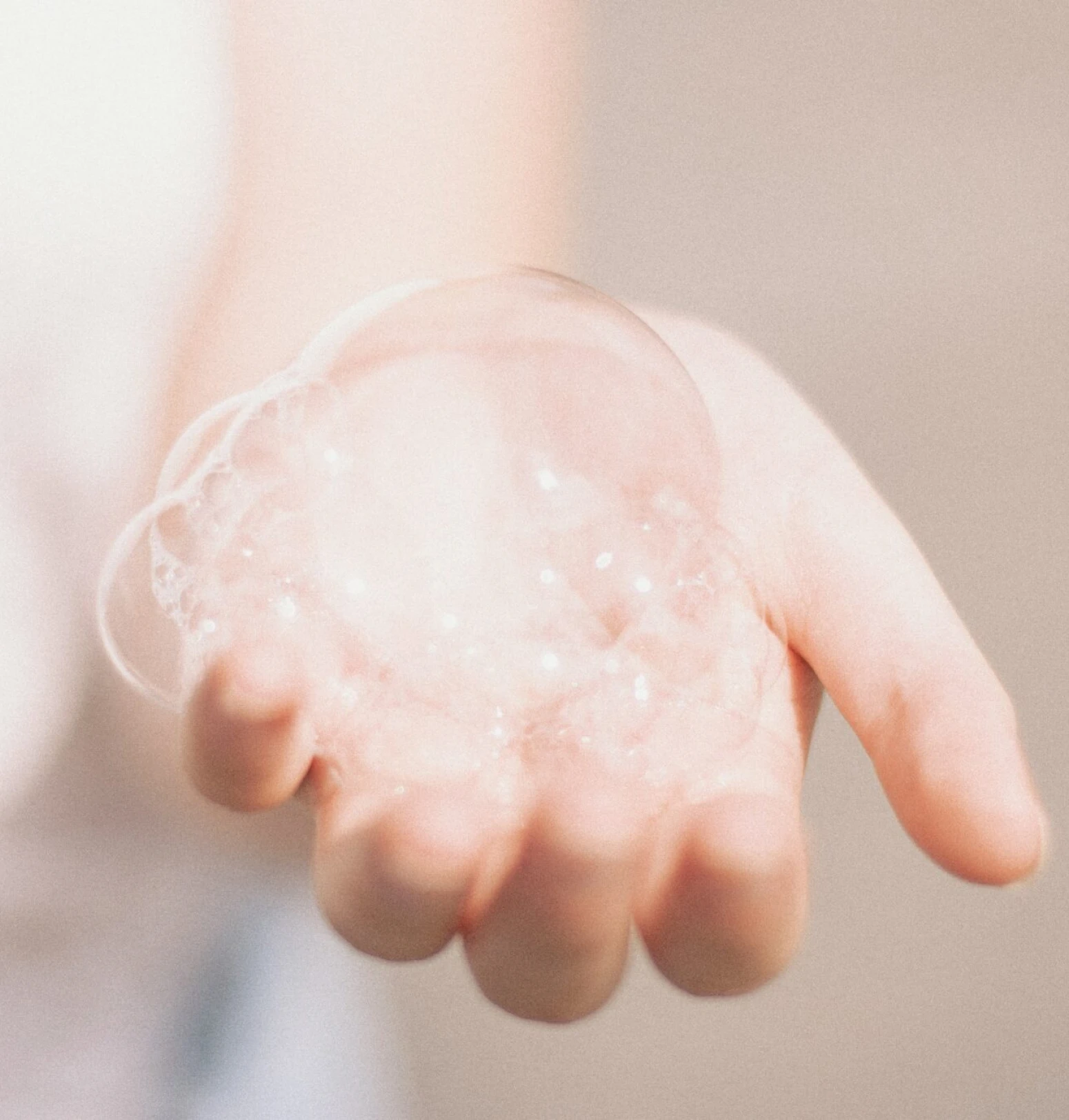 手のひらに泡を乗せている様子