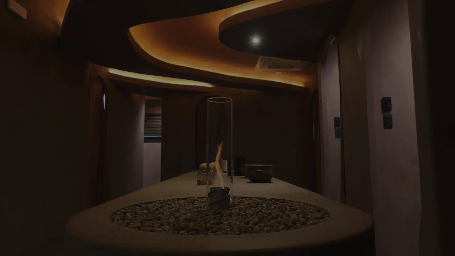 エステティシャンがクライアントの顔にフェイシャルマスクを刷毛で塗布している施術シーン