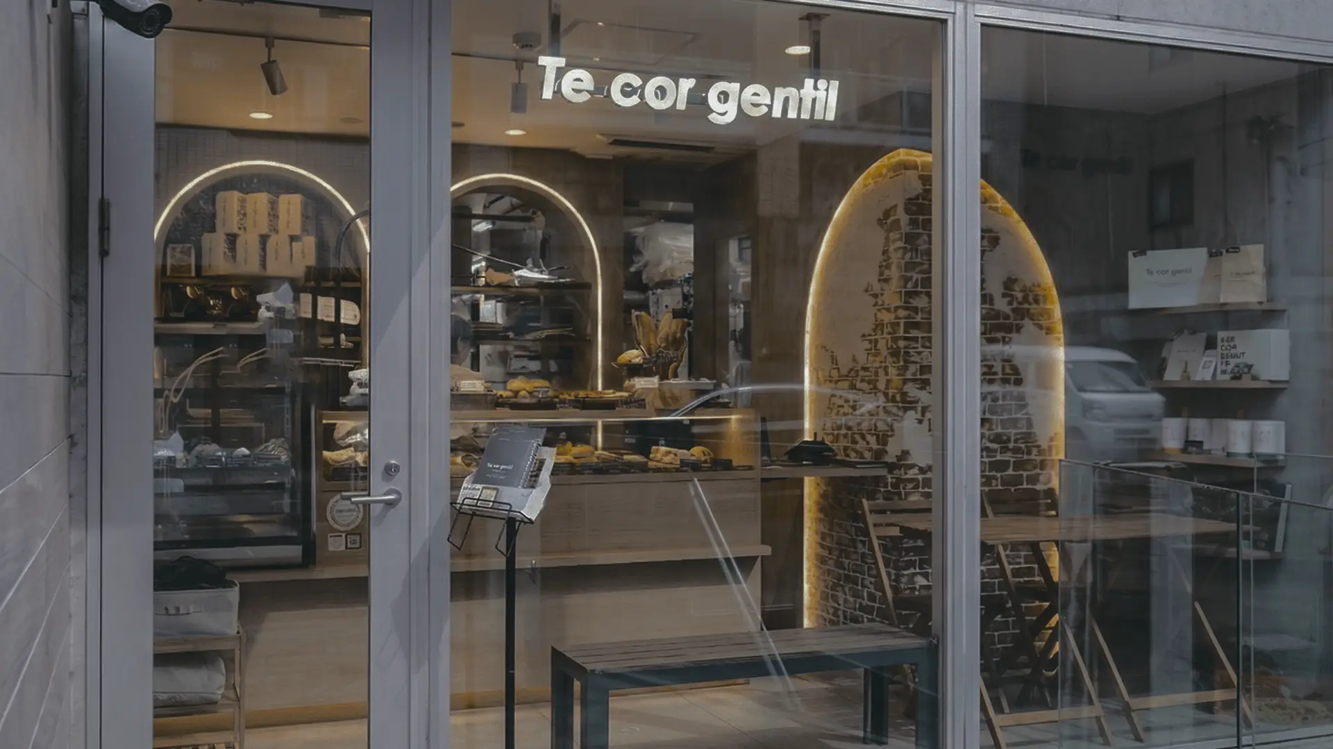 施術用ベッドやアロマディフューザーが整えられたナチュラルな内装のエステサロンの施術室